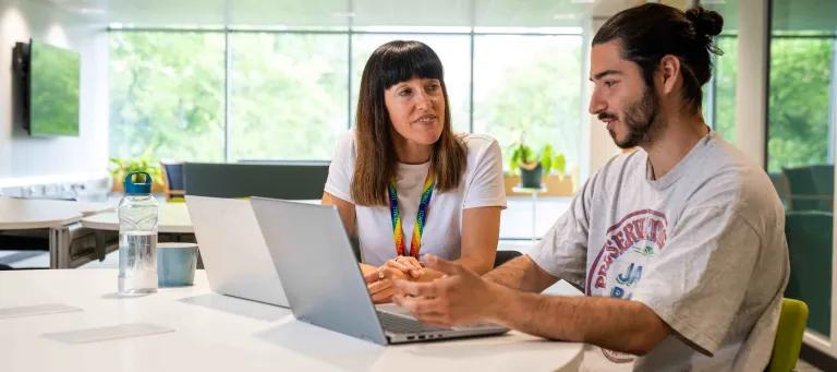 A consultant sits with a student for an appointment